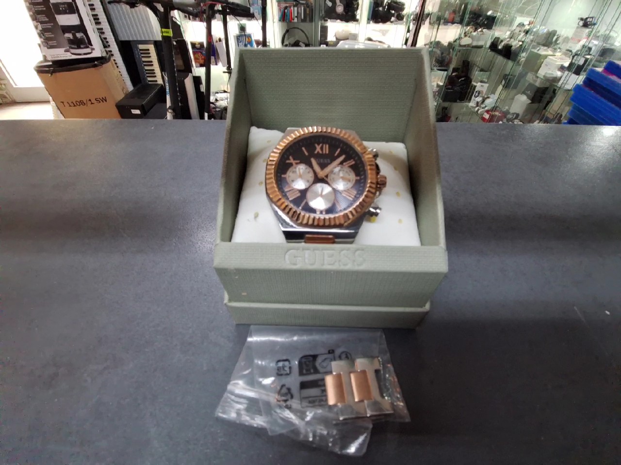 Guess GW0703G4 Equity, Herrenuhr, Quarz, 46mm, Edelstahl, Bicolor, Multifunktion, 5 ATM, mit Originalverpackung. | Zustand: Sehr Gut – Bild 2