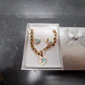 Guess Halskette & Ohrringe Set, Gelbgoldfarben mit lila Akzenten. in Originalverpackung (mit Originalverpackung). | Zustand: Sehr Gut