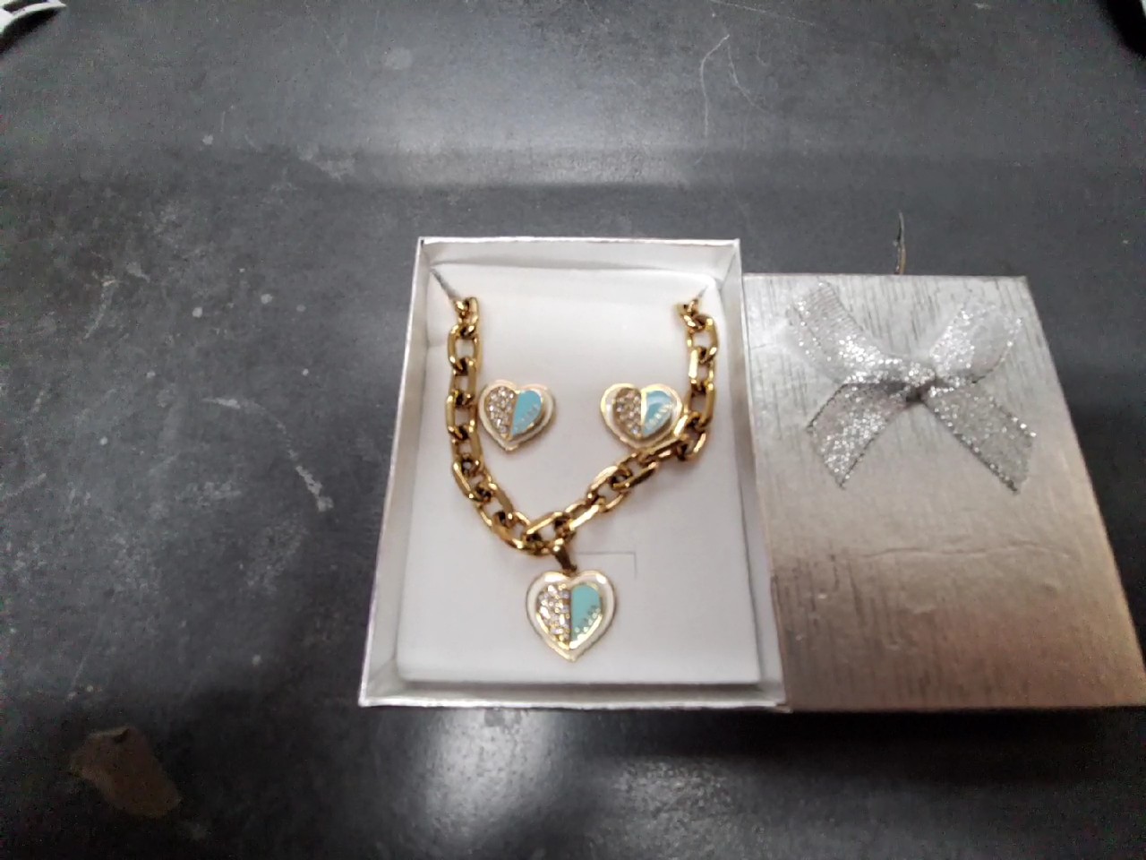 Guess Halskette & Ohrringe Set, Gelbgoldfarben mit lila Akzenten. in Originalverpackung (mit Originalverpackung). | Zustand: Sehr Gut