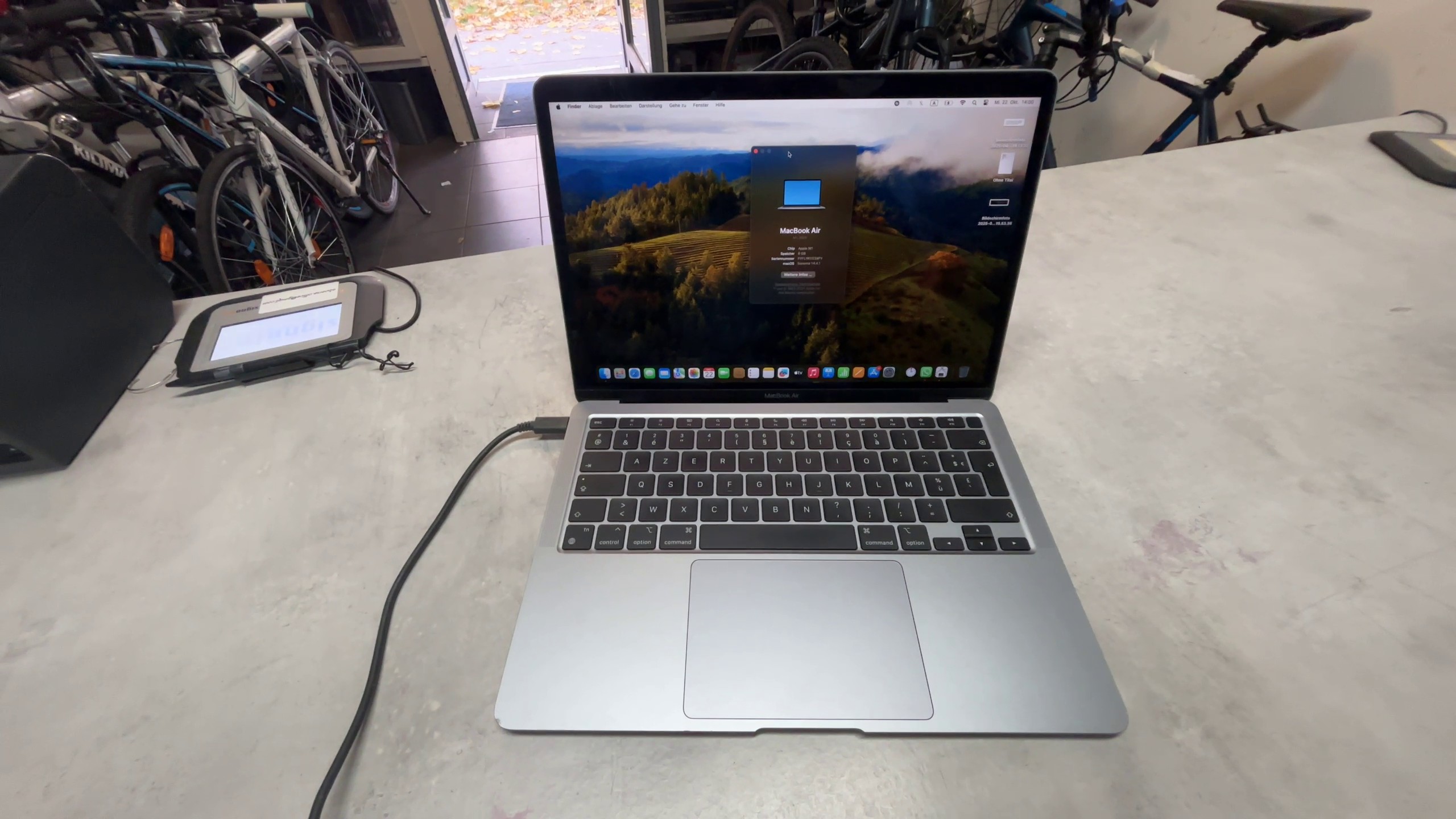 Apple MacBook Air M1 (2020), Apple M1 Chip, 8GB | 256GB SSD, 13,3" Retina, 123 Zyklen, Space Grau, AZERTY-Tastatur, sehr guter Zustand. | Zustand: Gut
