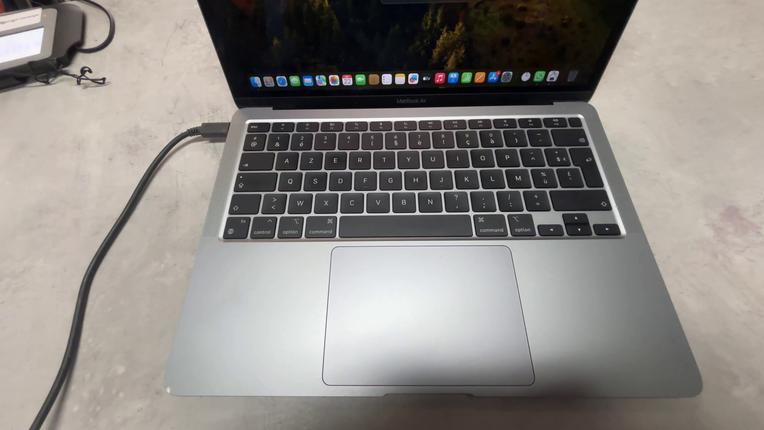 Apple MacBook Air M1 (2020), Apple M1 Chip, 8GB | 256GB SSD, 13,3" Retina, 123 Zyklen, Space Grau, AZERTY-Tastatur, sehr guter Zustand. | Zustand: Gut – Bild 2