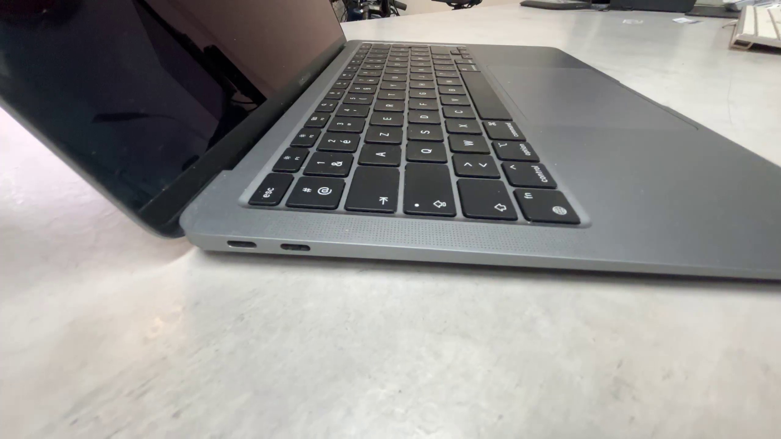 Apple MacBook Air M1 (2020), Apple M1 Chip, 8GB | 256GB SSD, 13,3" Retina, 123 Zyklen, Space Grau, AZERTY-Tastatur, sehr guter Zustand. | Zustand: Gut – Bild 4