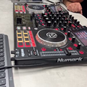 Numark NVII, 4-Deck DJ-Controller mit zwei Displays, inkl. Box, teilweise defekt, ohne Garantie. | Zustand: Schlecht