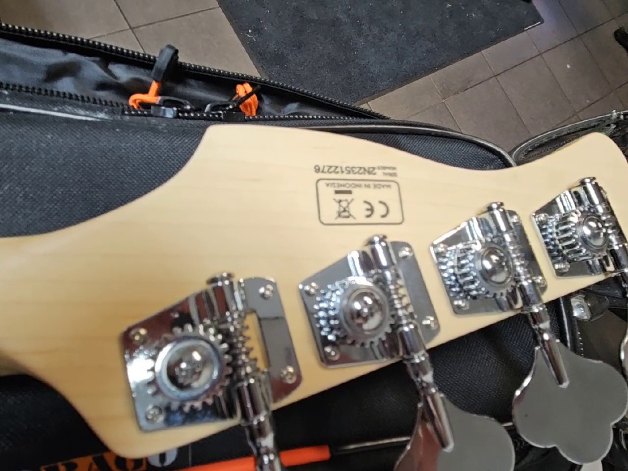 Sire Marcus Miller V3 Bass, weiß, 4-Saiter Jazz Bass mit Mahagonikorpus, Ahornhals und PalisandergrifFernbedienungrett, 2. Generation. | Zustand: Sehr Gut – Bild 4