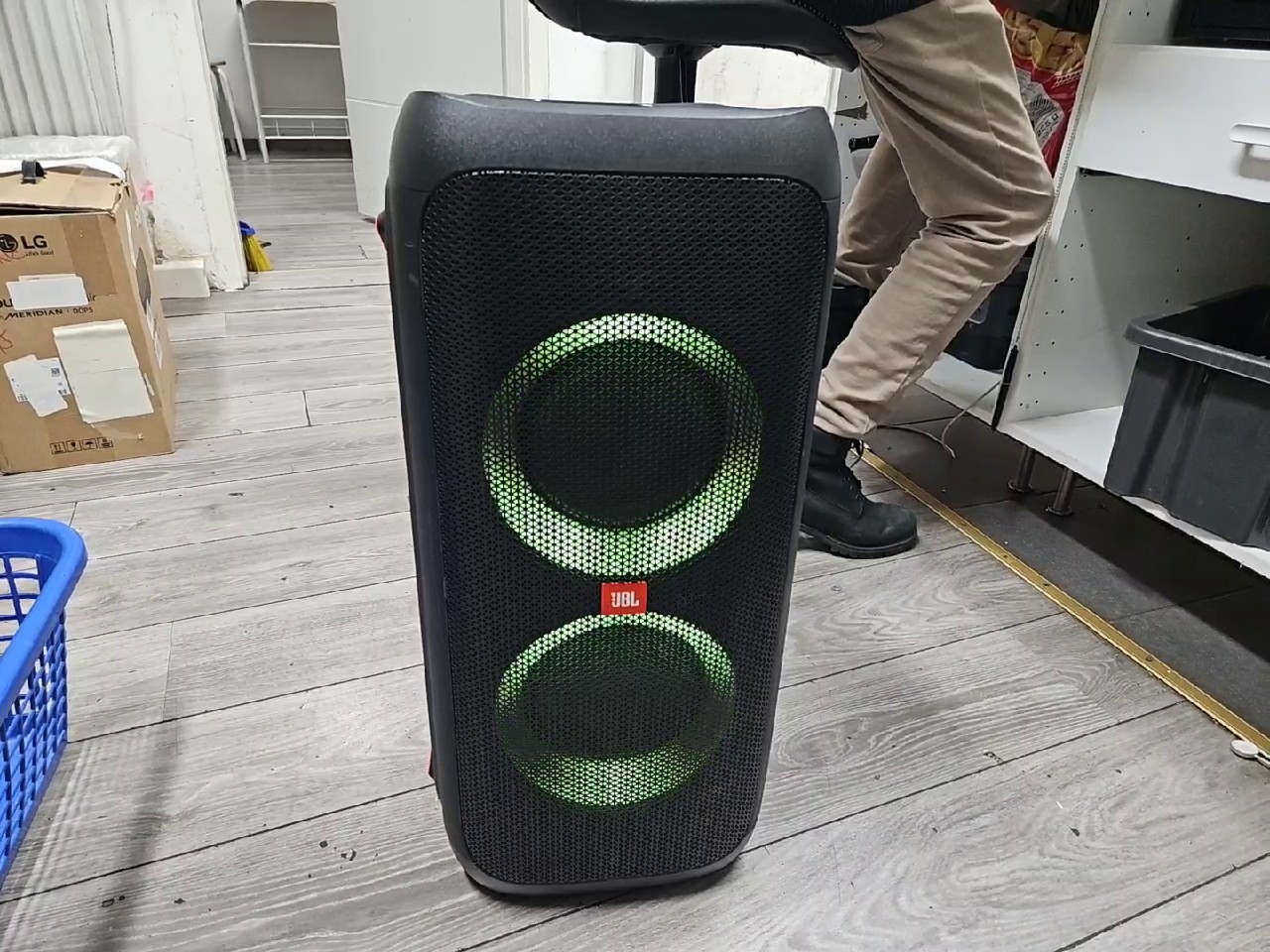 JBL Partybox 310 Schwarz, Tragbarer Party-Lautsprecher mit 240W JBL Pro Sound und dynamischer Lichtshow, IPX4. – Bild 5