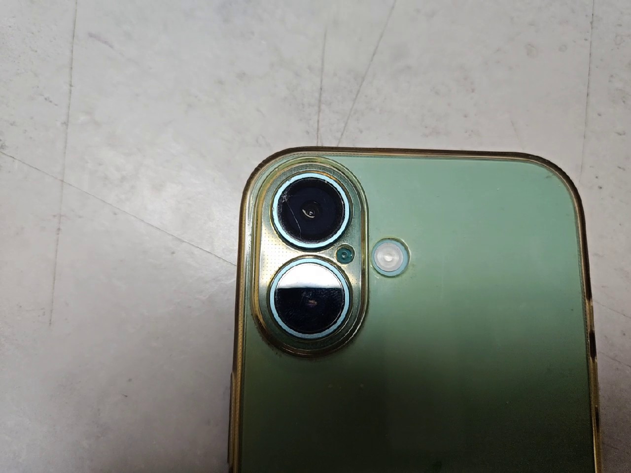 iPhone 16 128GB, Ultramarine | SimLock: Frei | Zustand: Gut | Farbe: grün | Akku: 93% – Bild 2