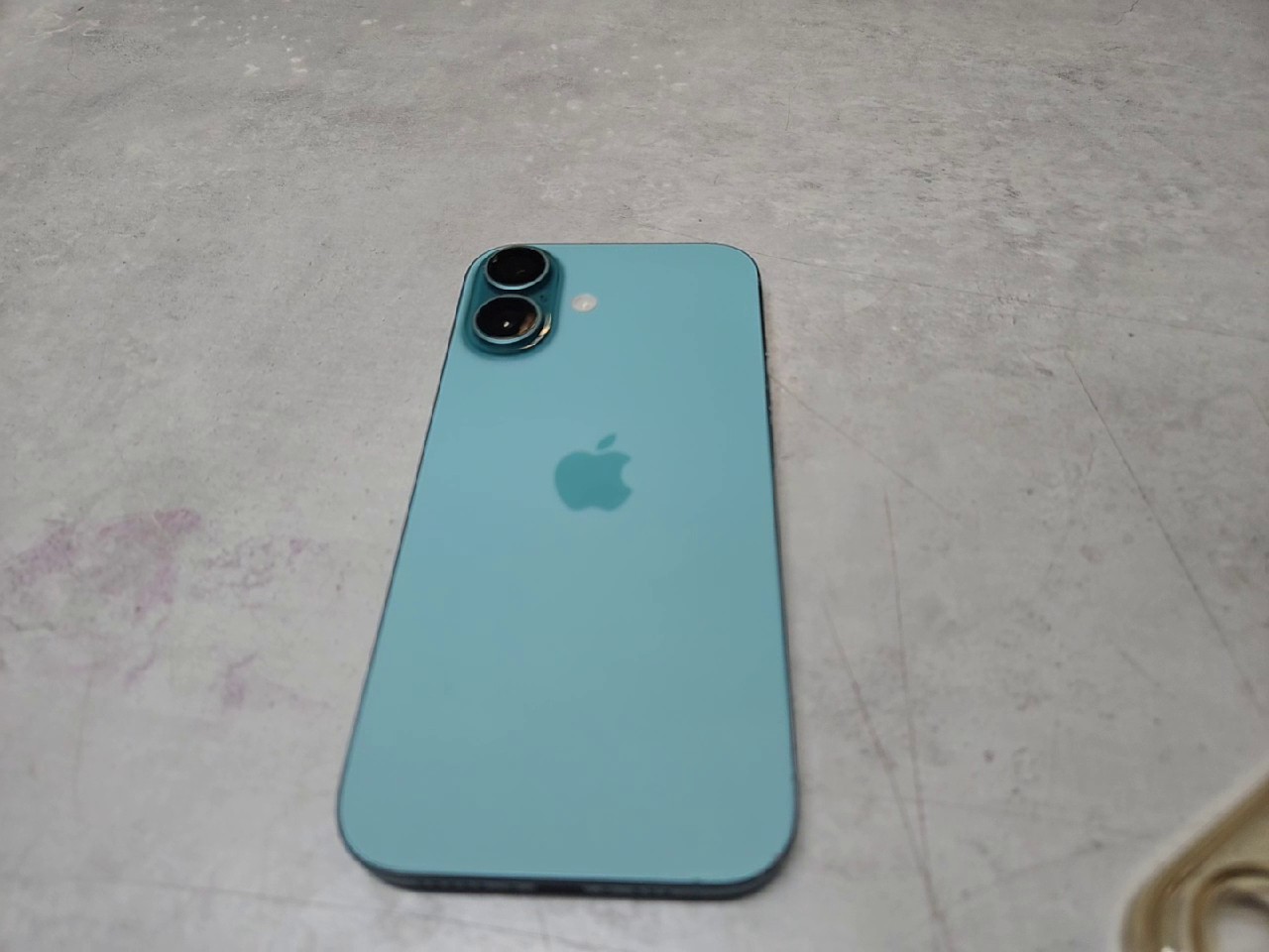 iPhone 16 128GB, Ultramarine | SimLock: Frei | Zustand: Gut | Farbe: grün | Akku: 93% – Bild 4