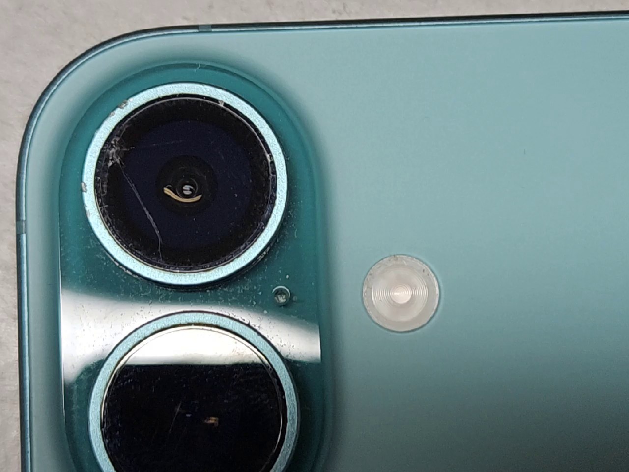 iPhone 16 128GB, Ultramarine | SimLock: Frei | Zustand: Gut | Farbe: grün | Akku: 93% – Bild 5