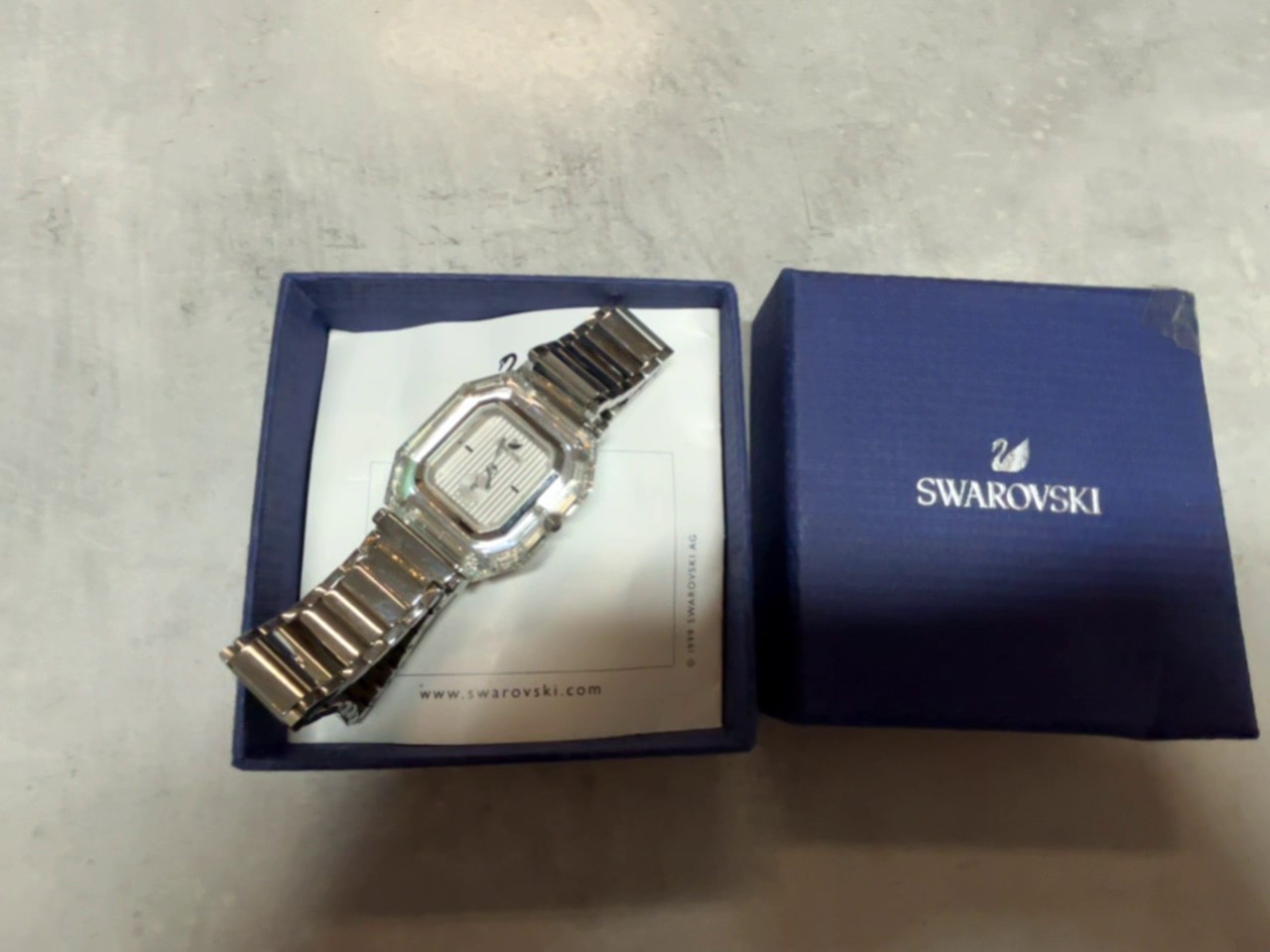 Swarovski Damen Uhr (vermutlich Octea/Matrix), Damenarmbanduhr mit achteckigem Gehäuse und Metallarmband, in Originalverpackung (OVP). | Zustand: Sehr Gut | Farbe: silber