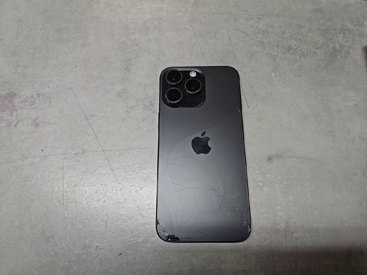 iPhone 15 Pro Max 256GB, hintere seite gebrochen, 6,7 Zoll Display, A17 Pro Chip | SimLock: Frei | Zustand: Schlecht | Farbe: schwarz | Akku: 90% – Bild 3