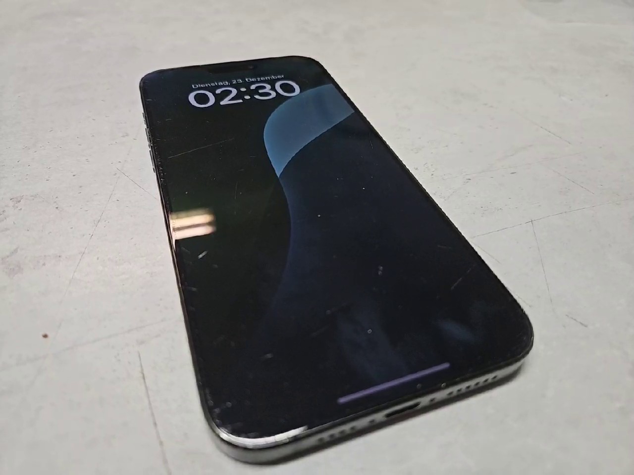 iPhone 15 Pro Max 256GB, hintere seite gebrochen, 6,7 Zoll Display, A17 Pro Chip | SimLock: Frei | Zustand: Schlecht | Farbe: schwarz | Akku: 90% – Bild 4