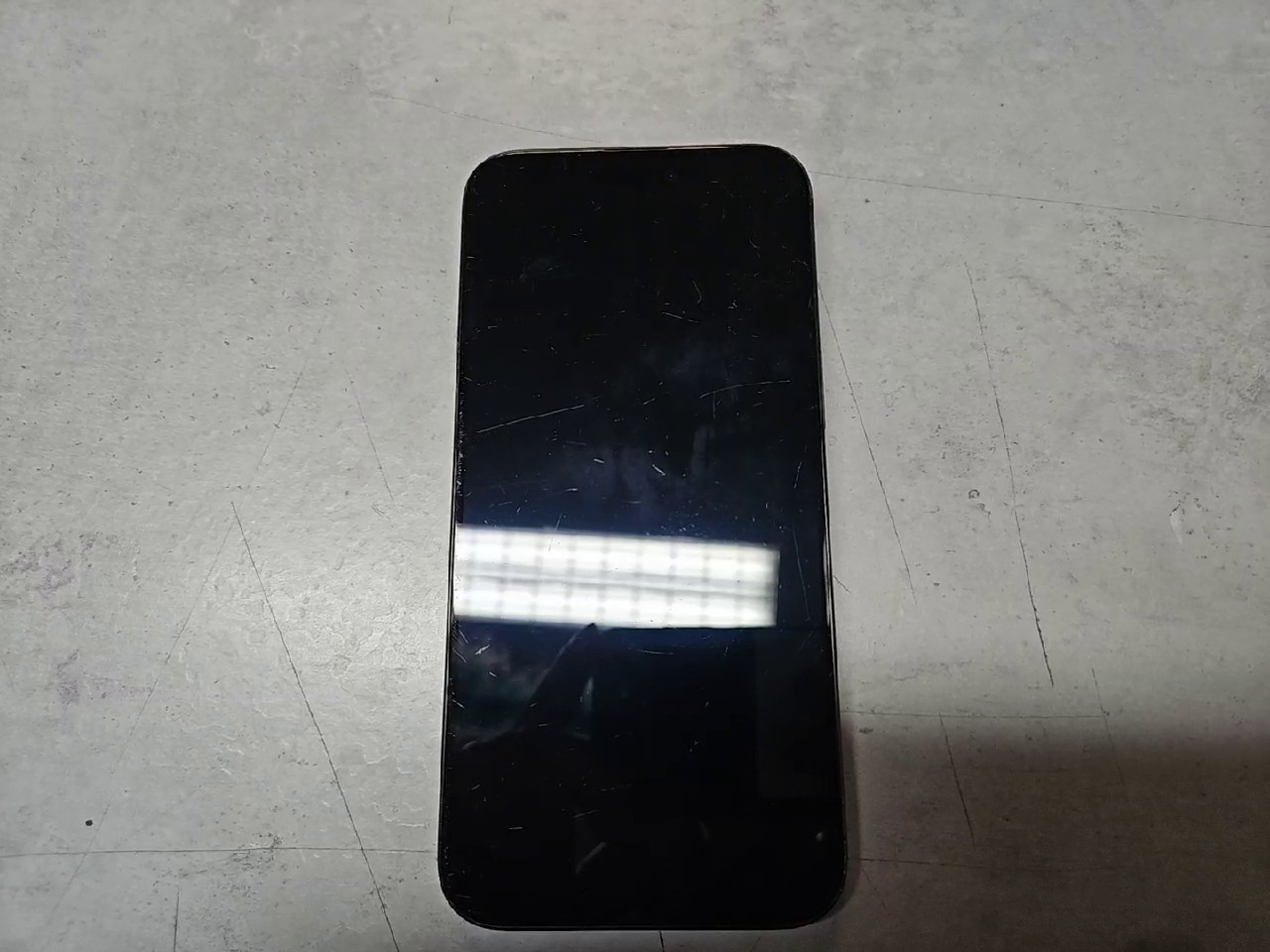 iPhone 15 Pro Max 256GB, hintere seite gebrochen, 6,7 Zoll Display, A17 Pro Chip | SimLock: Frei | Zustand: Schlecht | Farbe: schwarz | Akku: 90% – Bild 5