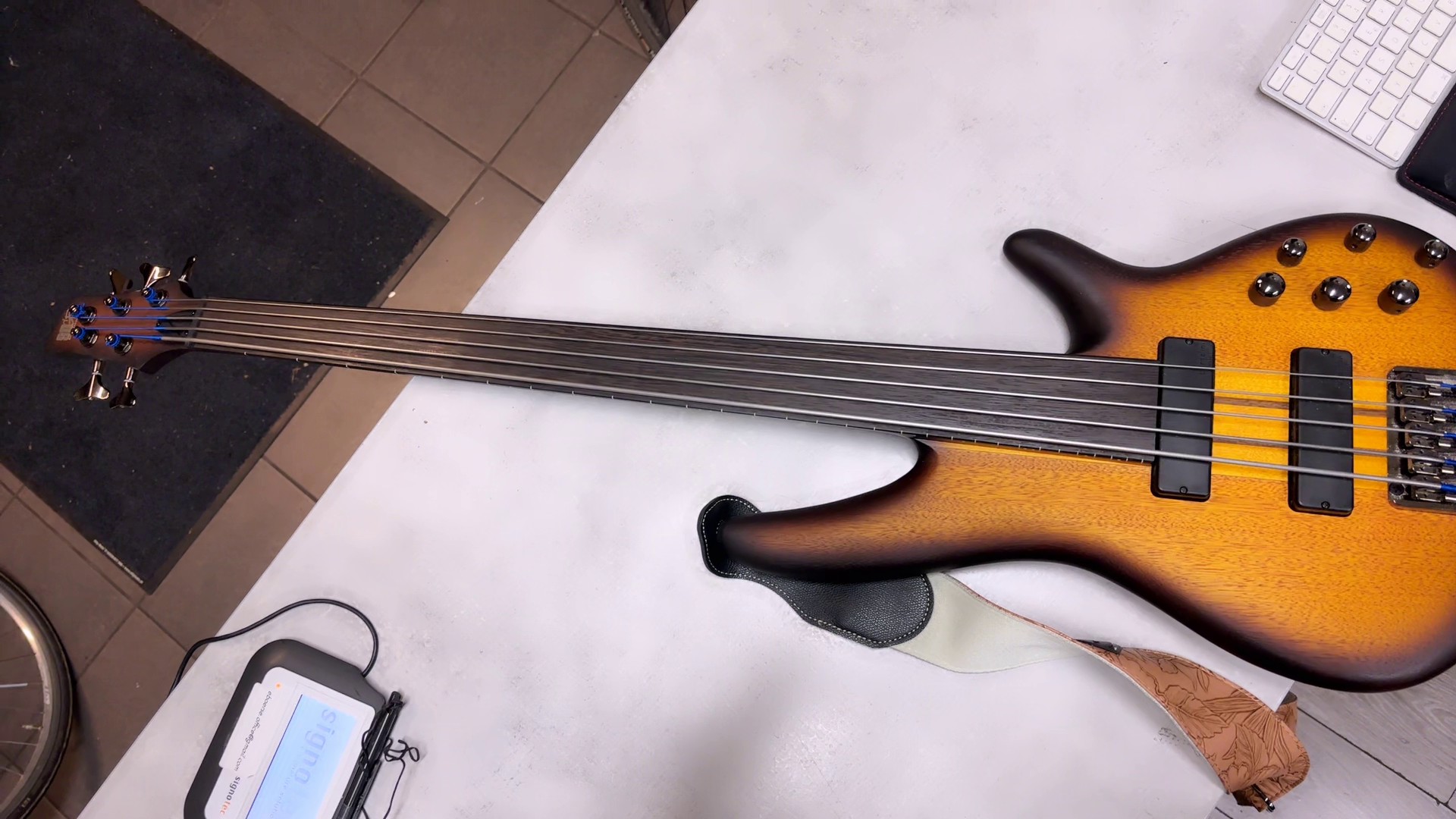 Ibanez SRF705 Fretless Bass, 5-Saiter, mit Tasche und Rechnung von Klangfarbe, Brown Burst Flat (vermutlich) | Zustand: Wie Neu