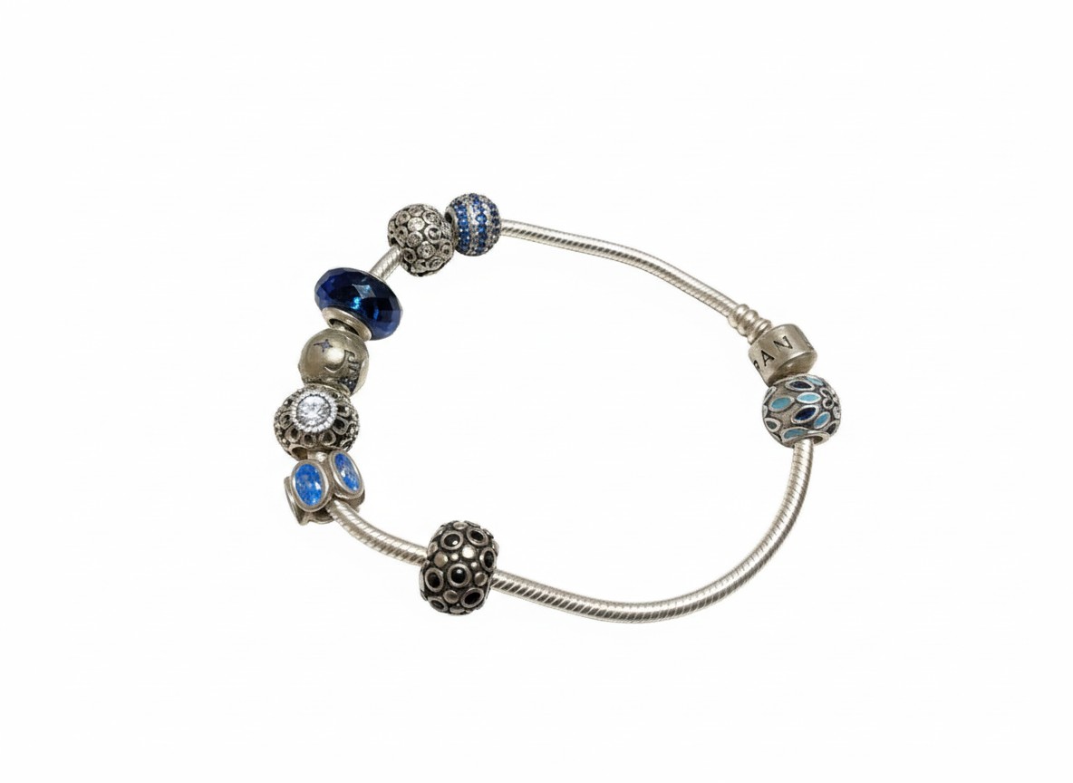 Pandora Moments Armband mit Charms, Silbernes Schlangenarmband mit verschiedenen Charms, darunter blaue und verzierte Elemente. | Zustand: Gebraucht | Farbe: silber – Bild 2