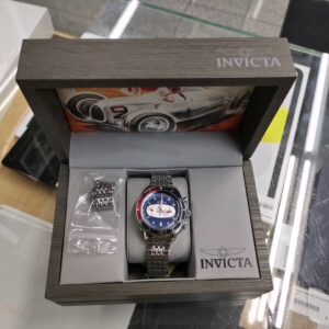 Invicta Speedway Chronograph, Herrenuhr mit rot-blau-weißem Zifferblatt und Edelstahlarmband in Originalbox mit Rennwagen-Motiv. | Zustand: Wie Neu