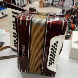 Hohner Student III , Piano Akkordeon, 25 Tasten, 24 Bässe, ideal für Anfänger, oft in Cremefarben erhältlich. | Zustand: Sehr Gut