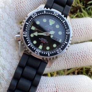 Citizen Promaster 8203-S034124 200m Diver, Automatik Taucheruhr mit schwarzem Zifferblatt und Kautschukband, leichte Glas-Kratzer. | Zustand: Gut