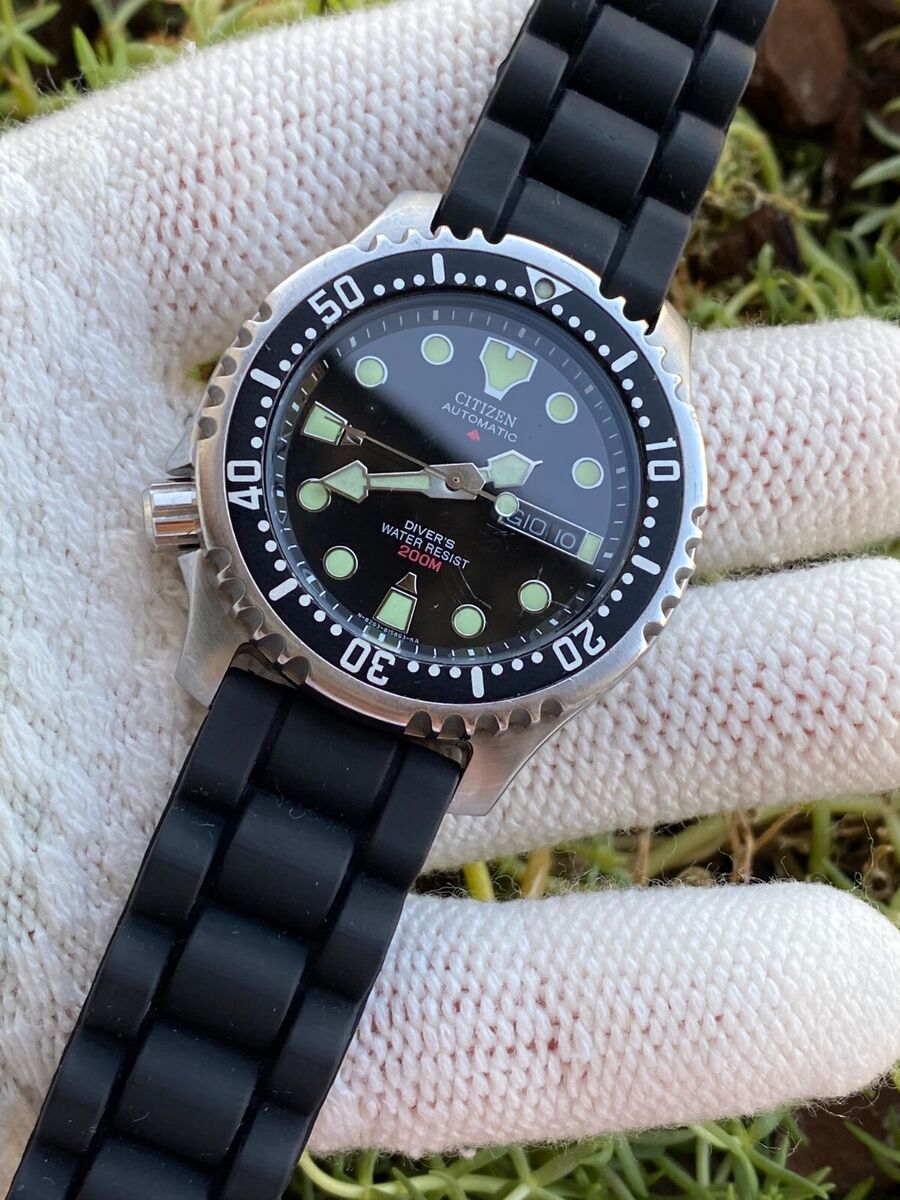 Citizen Promaster 8203-S034124 200m Diver, Automatik Taucheruhr mit schwarzem Zifferblatt und Kautschukband, leichte Glas-Kratzer. | Zustand: Gut