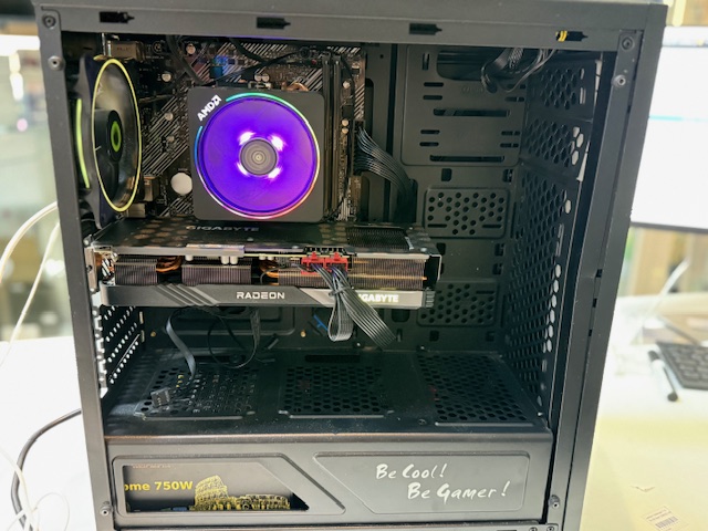 AMD Ryzen 7/RX 7600XT Gaming PC, AMD Ryzen 7 2700X, 32GB RAM, 1TB SSD, Gigabyte RX 7600 XT, Seitendeckel fehlt. | Zustand: Gut – Bild 2