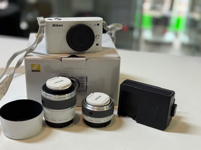 Nikon 1 J2 Weiß mit 2 Objektiven, Systemkamera mit Originalverpackung, Ladegerät, 10-30mm und 11-27.5mm Objektiven. | Zustand: Sehr Gut