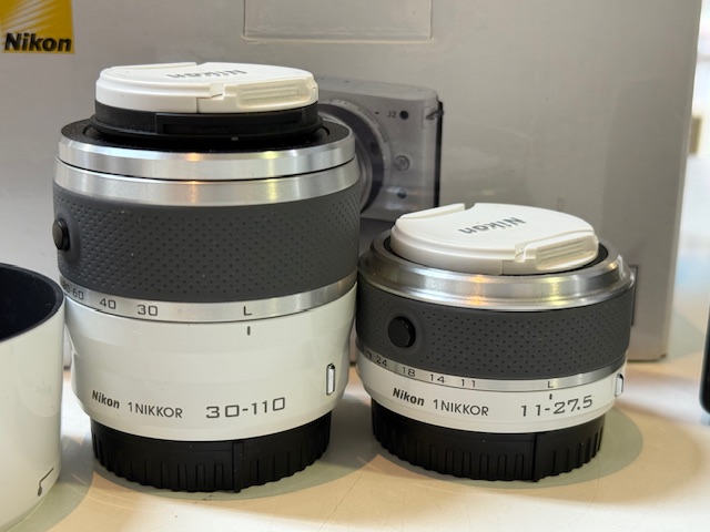 Nikon 1 J2 Weiß mit 2 Objektiven, Systemkamera mit Originalverpackung, Ladegerät, 10-30mm und 11-27.5mm Objektiven. | Zustand: Sehr Gut – Bild 2