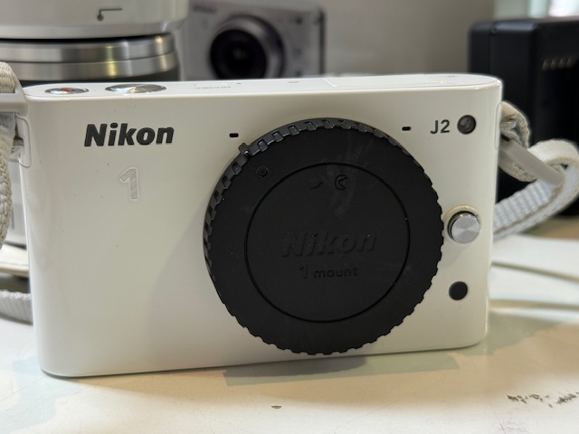 Nikon 1 J2 Weiß mit 2 Objektiven, Systemkamera mit Originalverpackung, Ladegerät, 10-30mm und 11-27.5mm Objektiven. | Zustand: Sehr Gut – Bild 3