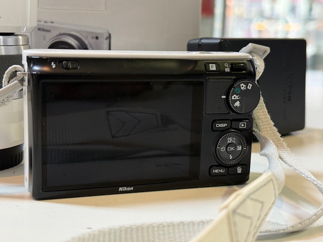 Nikon 1 J2 Weiß mit 2 Objektiven, Systemkamera mit Originalverpackung, Ladegerät, 10-30mm und 11-27.5mm Objektiven. | Zustand: Sehr Gut – Bild 4