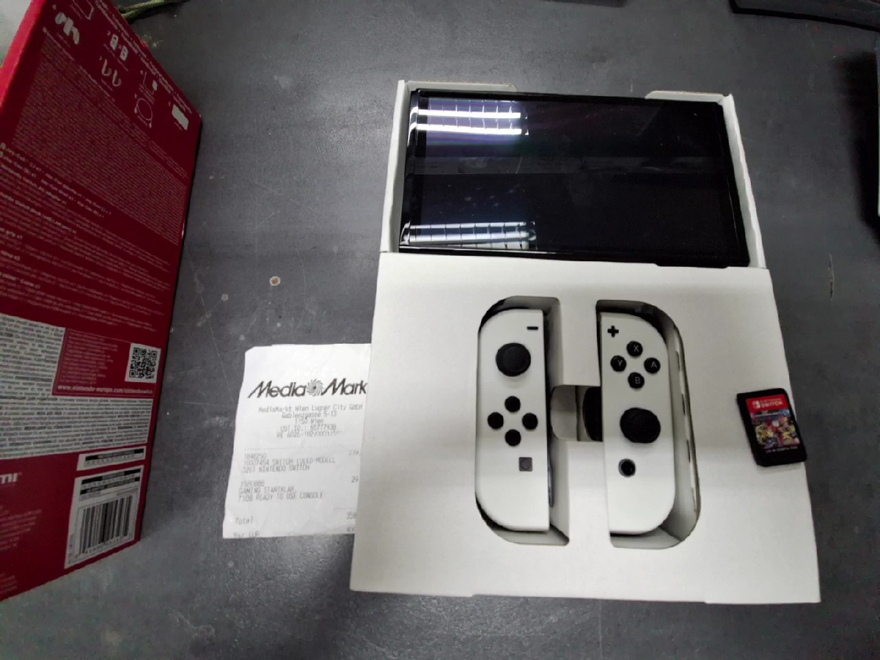 Nintendo Switch OLED, OVP, mit .org. Revchnung MediaMarkt vom 10.02.2025, + Mario Kraft Spiele | Zustand: Sehr Gut | Farbe: schwarz – Bild 2