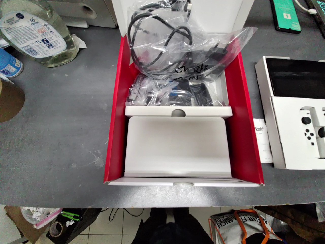 Nintendo Switch OLED, OVP, mit .org. Revchnung MediaMarkt vom 10.02.2025, + Mario Kraft Spiele | Zustand: Sehr Gut | Farbe: schwarz – Bild 3