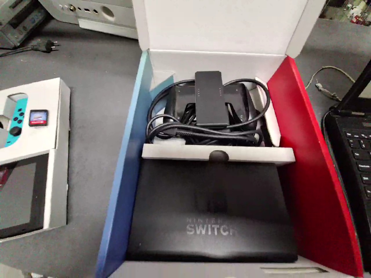 Nintendo Switch, Nintendo Switch Konsole mit Originalverpackung und Spiel Nerf Legends. | Zustand: Wie Neu | Farbe: schwarz – Bild 4