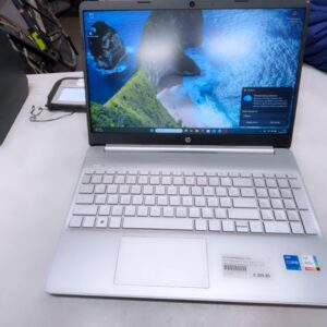 HP 15s-fq i5-1235U/16GB/512GB/OVP, Silbernes Notebook der HP 15s-fq Serie mit i5-1235U, 16GB RAM, 512GB SSD und Originalverpackung. | Zustand: Gut