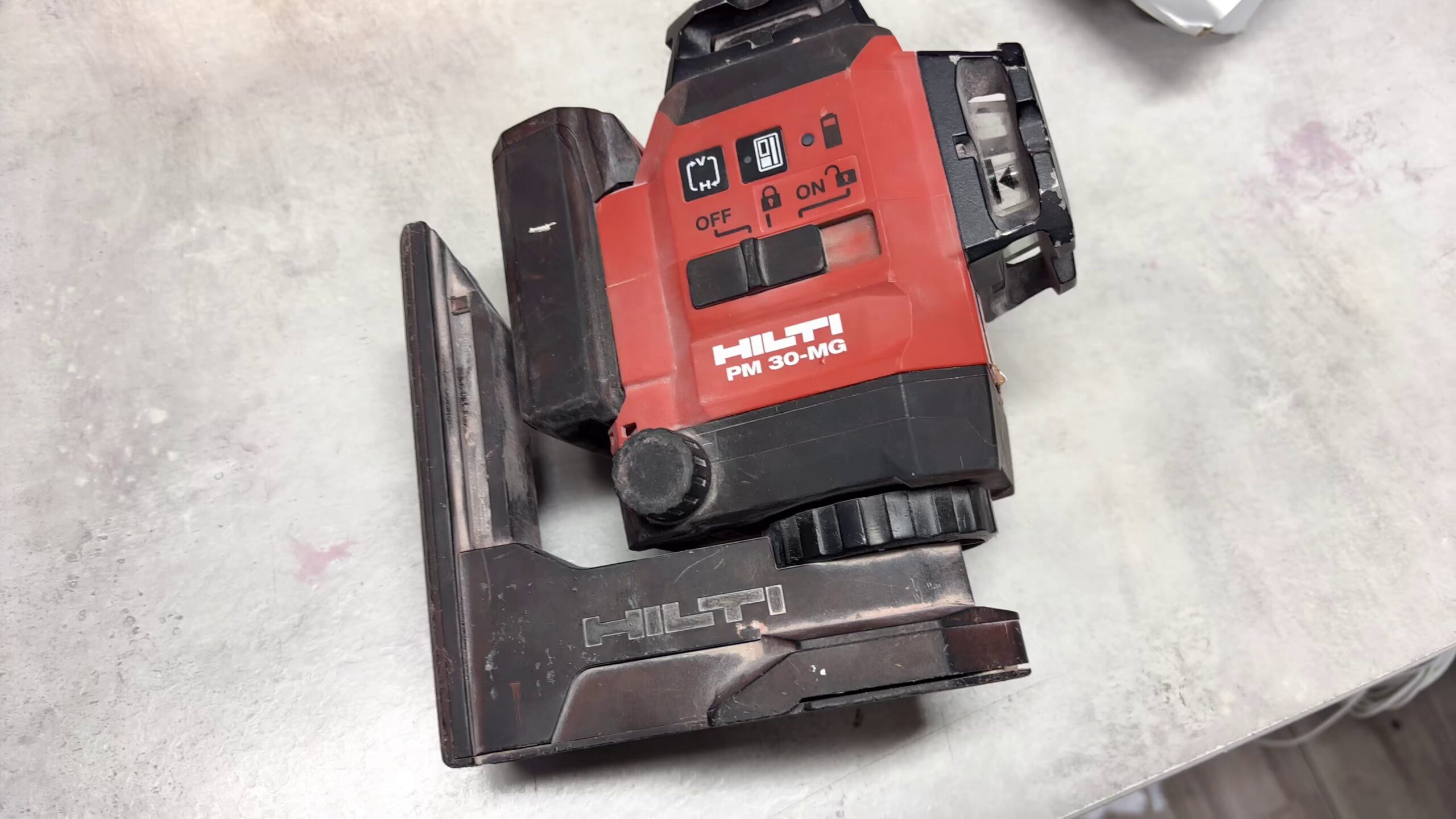 Hilti PM 30-MG Multilinienlaser, Inklusive Koffer und Ladegerät, grüner 360°-Linienlaser für präzises Ausrichten und Nivellieren.. | Zustand: In Ordnung – Bild 3