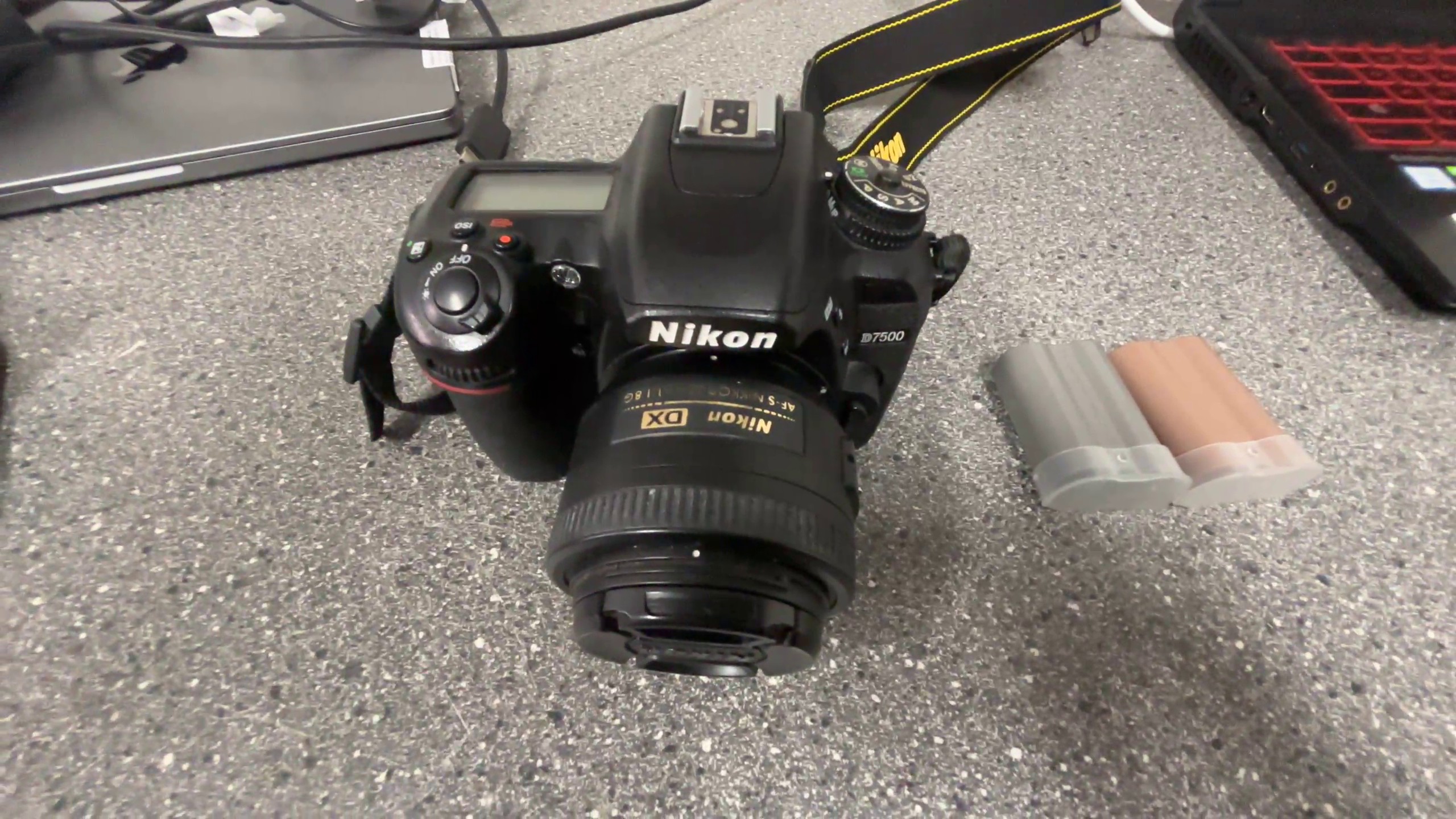 Nikon D7500 + 35mm f/1.8G Objektiv, Nikon D7500 DSLR mit AF-S DX 35mm f | 1.8G, 155.673 Auslösungen, inkl. 3 Akkus. ohne Ladegerät | Zustand: Gut – Bild 3