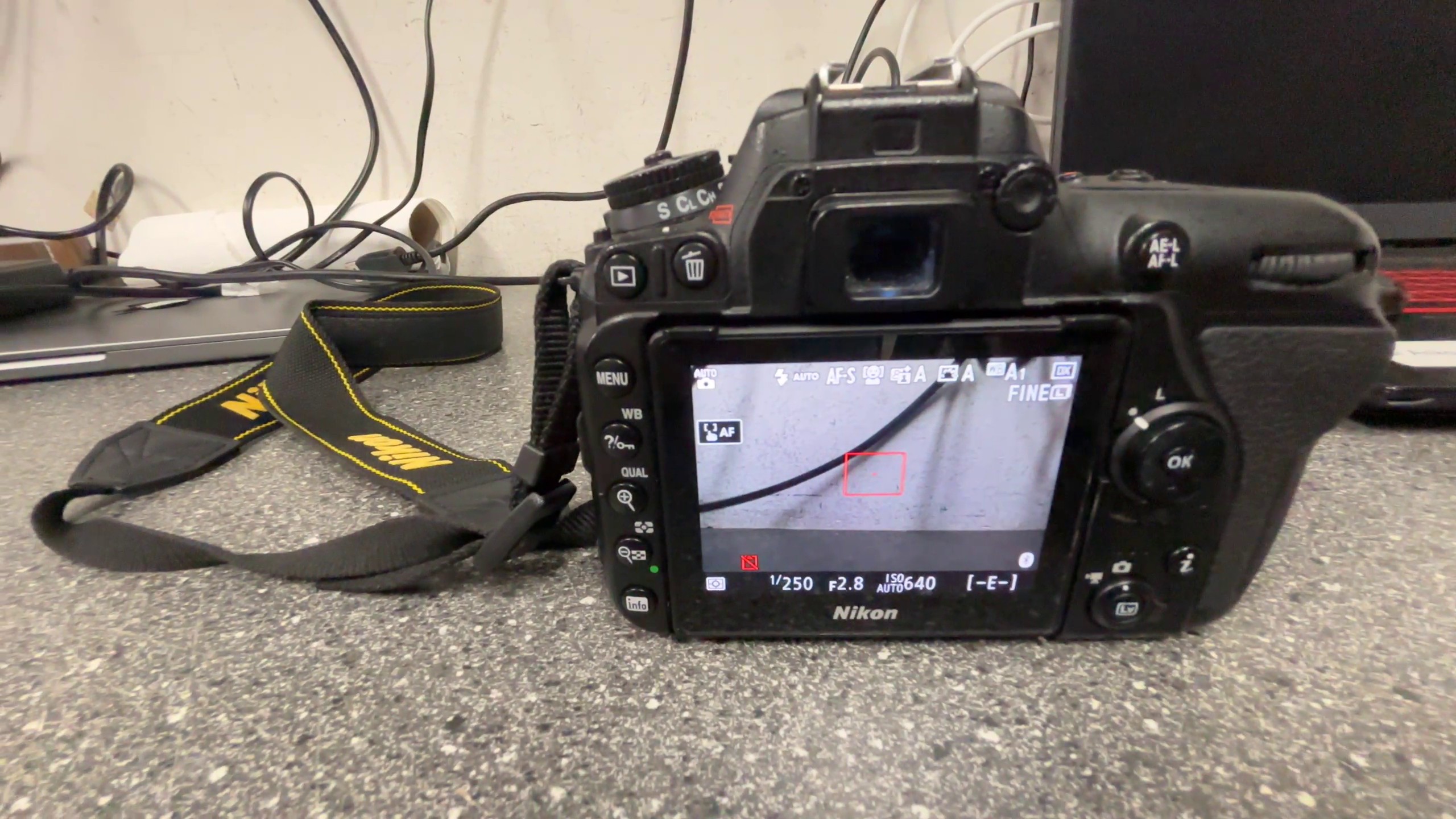 Nikon D7500 + 35mm f/1.8G Objektiv, Nikon D7500 DSLR mit AF-S DX 35mm f | 1.8G, 155.673 Auslösungen, inkl. 3 Akkus. ohne Ladegerät | Zustand: Gut – Bild 4