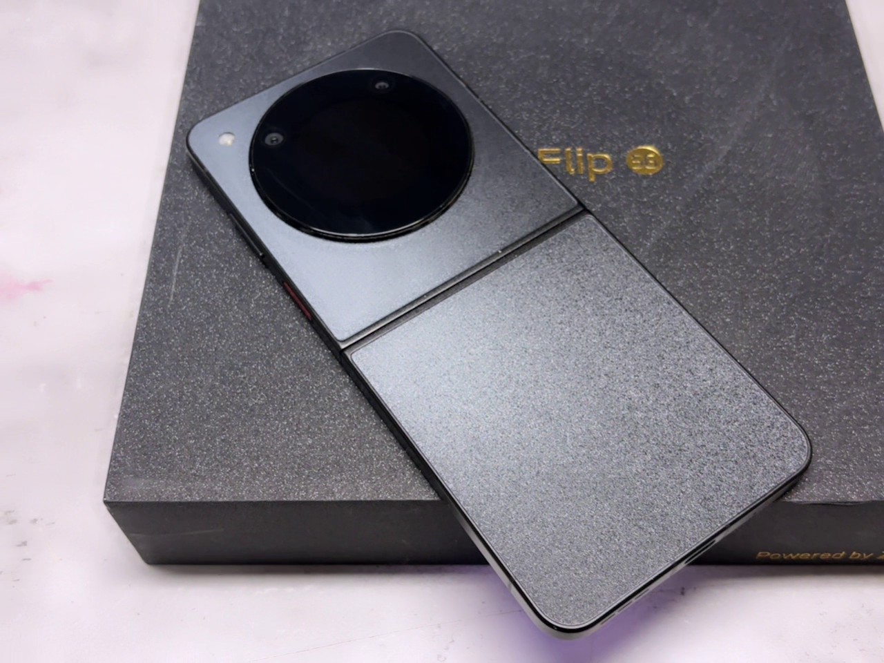 Nubia Flip 5G 256GB , ovp display hat kratze | hinten kamera hat kratze . | SimLock: Frei | Zustand: Sehr Gut | Farbe: schwarz | Akku: Sehr Gut – Bild 4