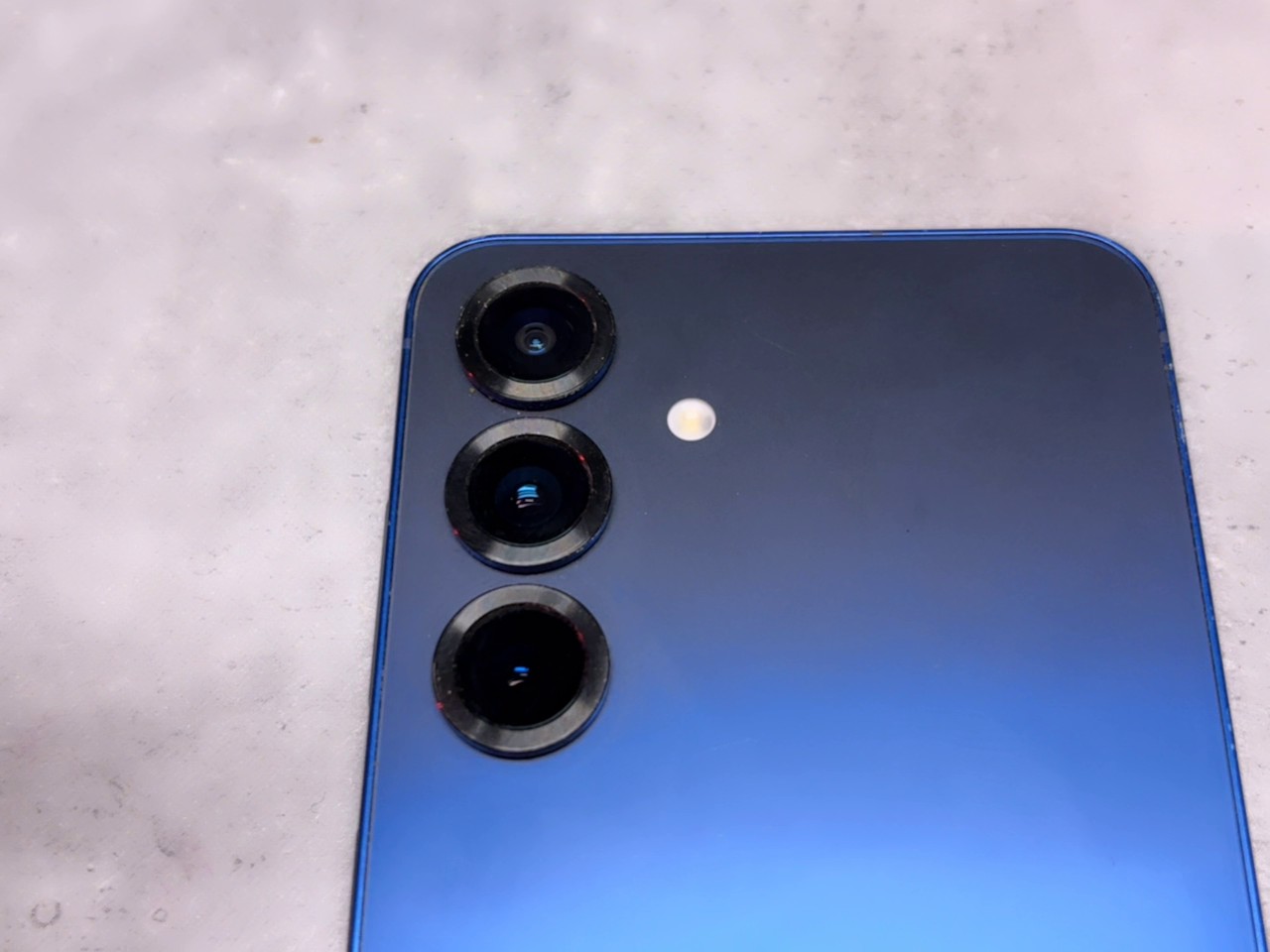 Samsung Galaxy S25 128GB, Display hat Kratzer. 6.2 | SimLock: Frei | Zustand: Gut | Farbe: blau | Akku: 100% – Bild 3