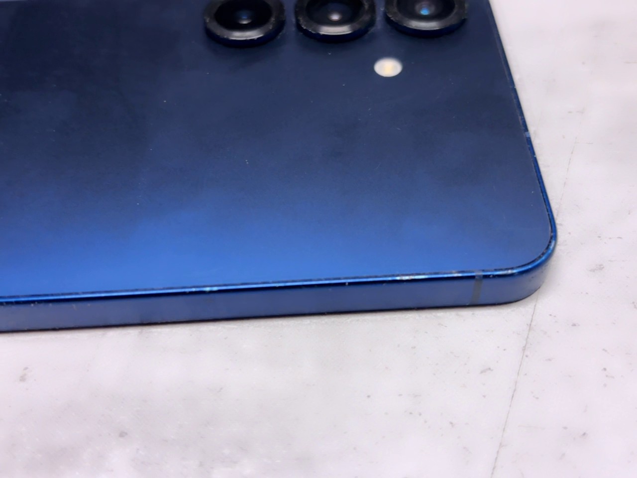 Samsung Galaxy S25 128GB, Display hat Kratzer. 6.2 | SimLock: Frei | Zustand: Gut | Farbe: blau | Akku: 100% – Bild 4