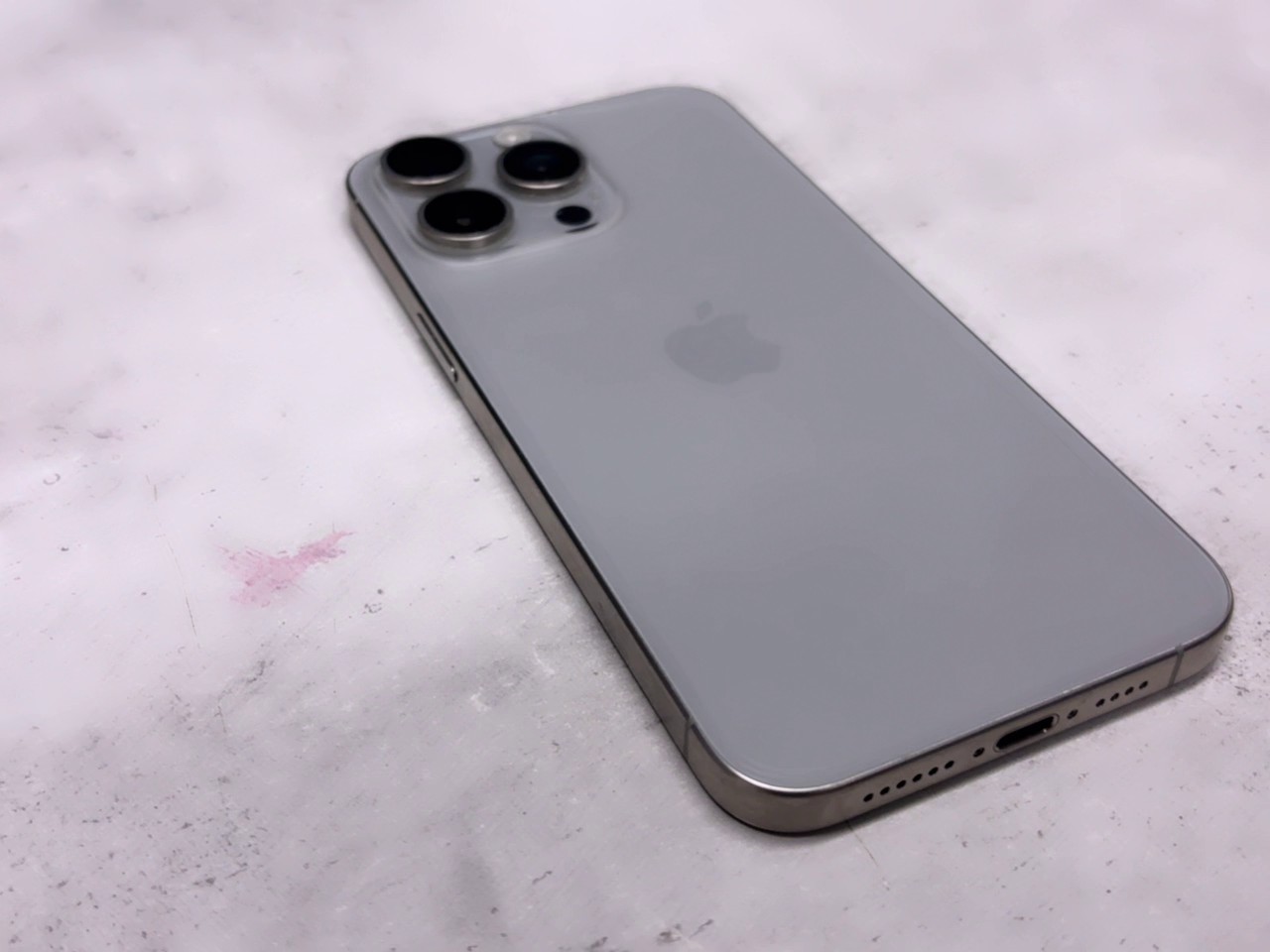 iPhone 15 Pro Max 256GB, A17 Pro Chip, 6,7 | SimLock: Frei | Zustand: Gut | Farbe: silber | Akku: 83% – Bild 3