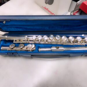 Yamaha YFL-211S C-Fuß, Versilberte Querflöte mit geschlossenen Klappen, E-Mechanik, Gebrauchsspuren | Anlaufstellen, inkl. Koffer. | Zustand: Gebrauchtn