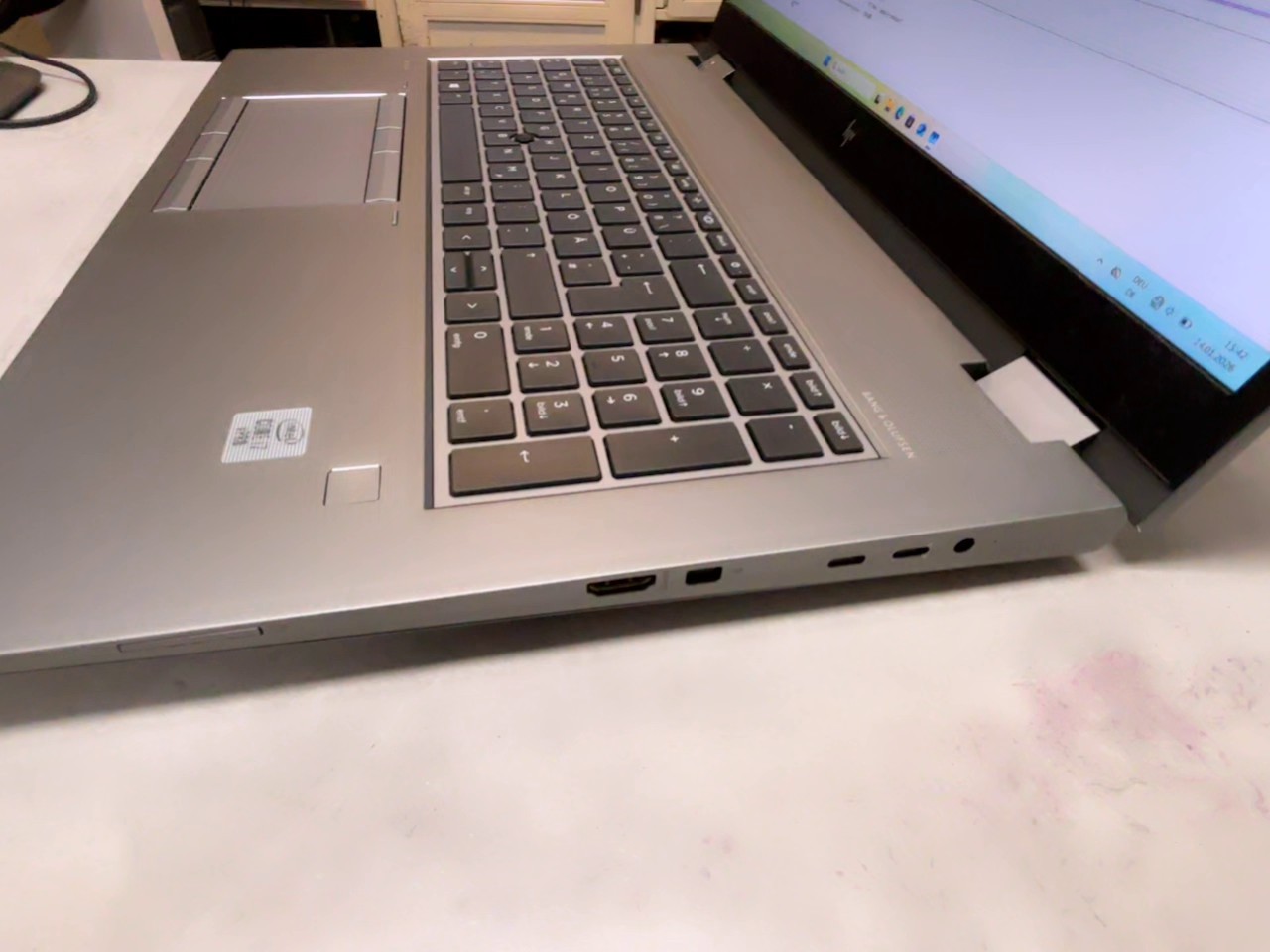 HP ZBook Fury 17 G7 , i7-10850H | 32RAM GB | 512GB SSD
Nvidia Quadro RTX 3000 | Zustand: Sehr Gut – Bild 4