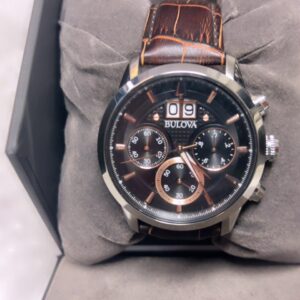 Bulova Chronograph Big Date Roségold, Quarzwerk, EdelstahLadegerätehäuse, schwarzes Zifferblatt mit Roségold-Akzenten, Lederband, inkl. Original Box. | Zustand: Sehr Gut | Farbe: schwarz