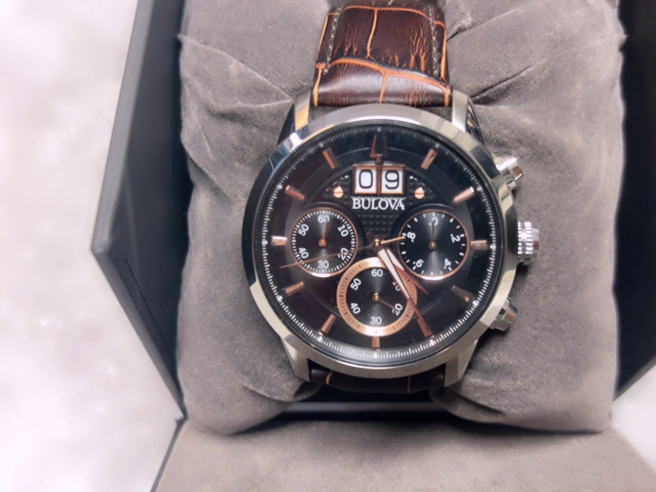 Bulova Chronograph Big Date Roségold, Quarzwerk, EdelstahLadegerätehäuse, schwarzes Zifferblatt mit Roségold-Akzenten, Lederband, inkl. Original Box. | Zustand: Sehr Gut | Farbe: schwarz