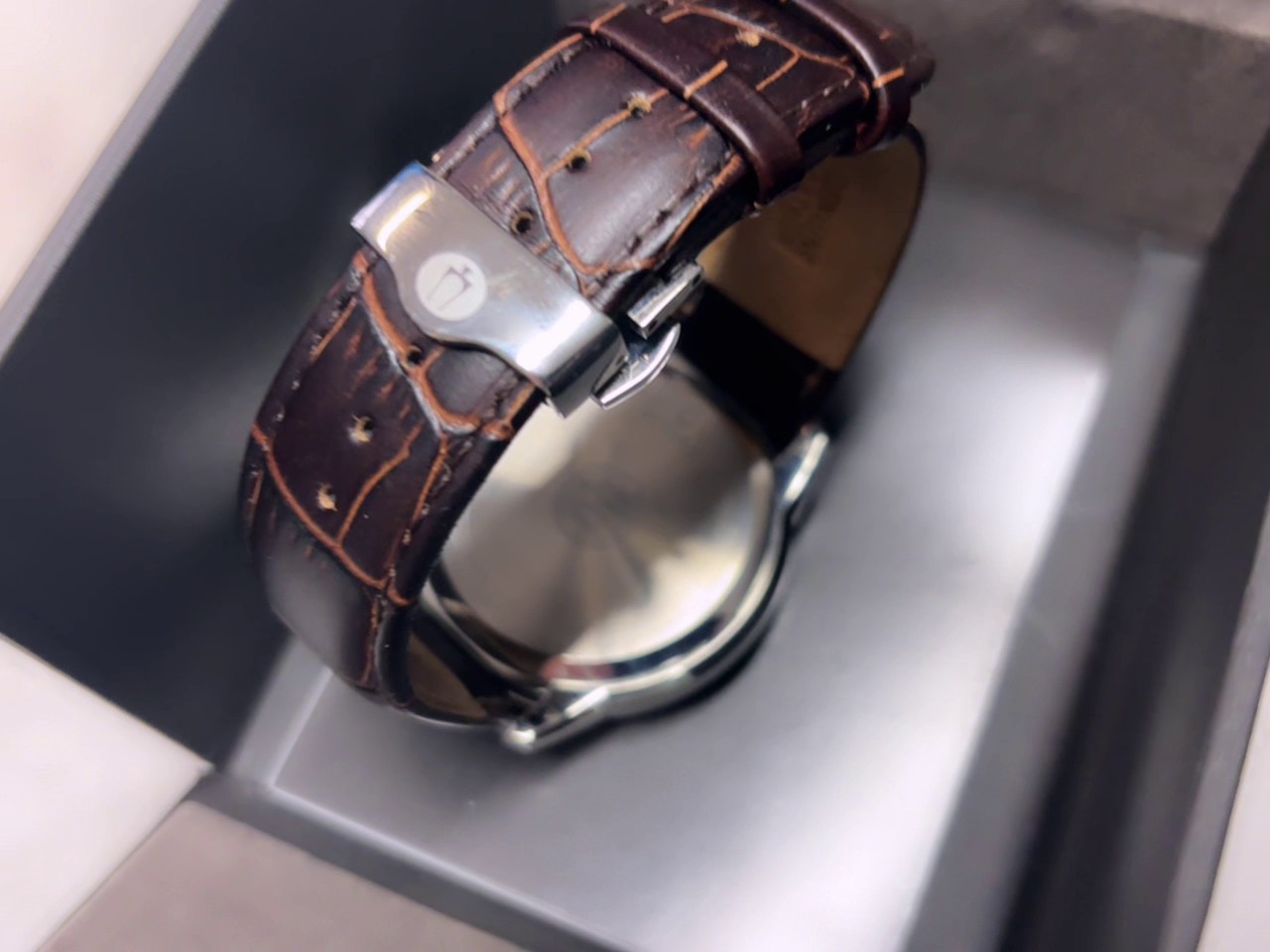 Bulova Chronograph Big Date Roségold, Quarzwerk, EdelstahLadegerätehäuse, schwarzes Zifferblatt mit Roségold-Akzenten, Lederband, inkl. Original Box. | Zustand: Sehr Gut | Farbe: schwarz – Bild 2