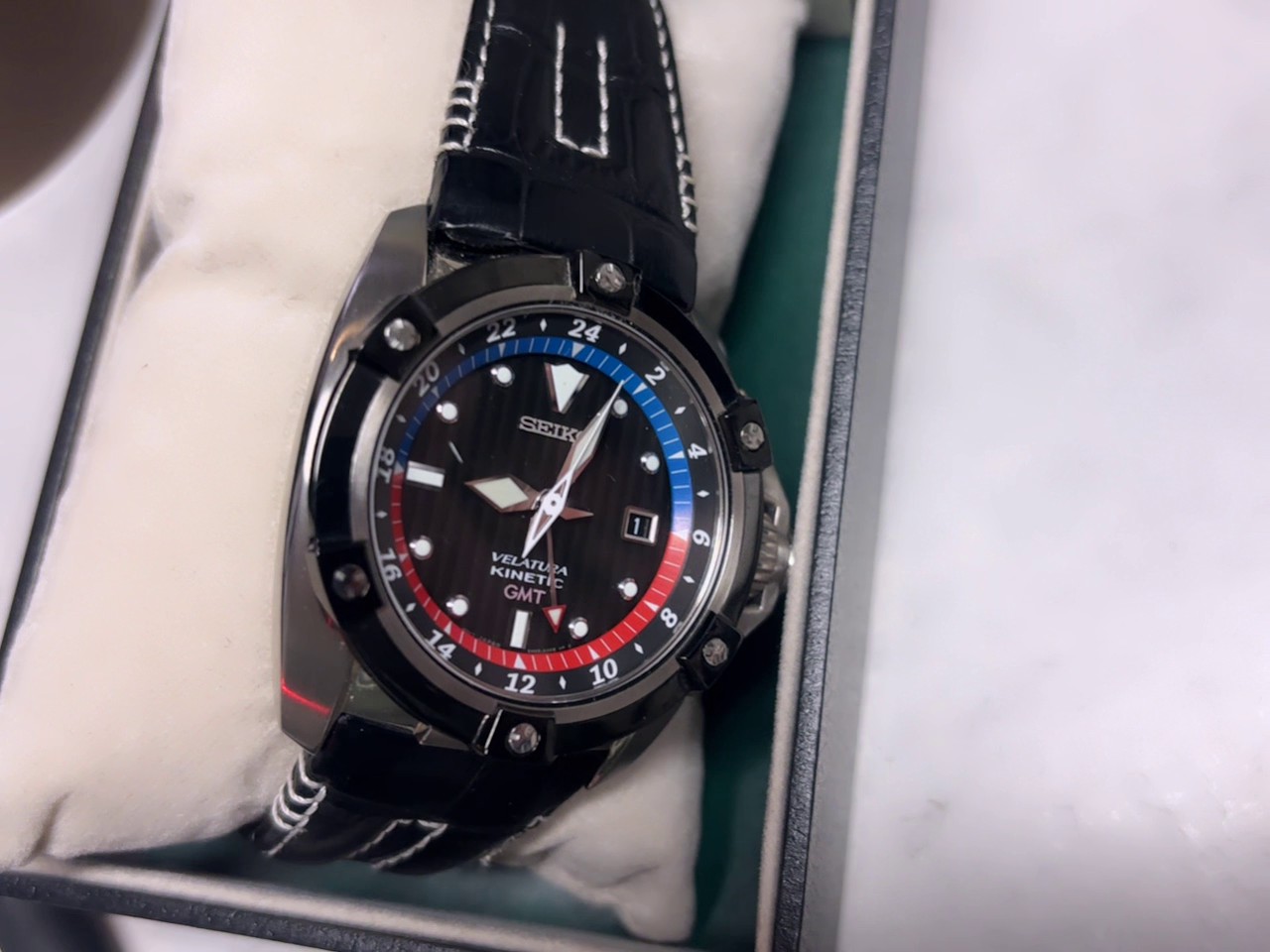 Seiko Velatura Kinetic GMT (2024), Kinetic GMT Uhrwerk, 24h-Lünette, schwarzes Zifferblatt, Originalbox, Band beschädigt. | Zustand: Gebrauchtn | Farbe: schwarz