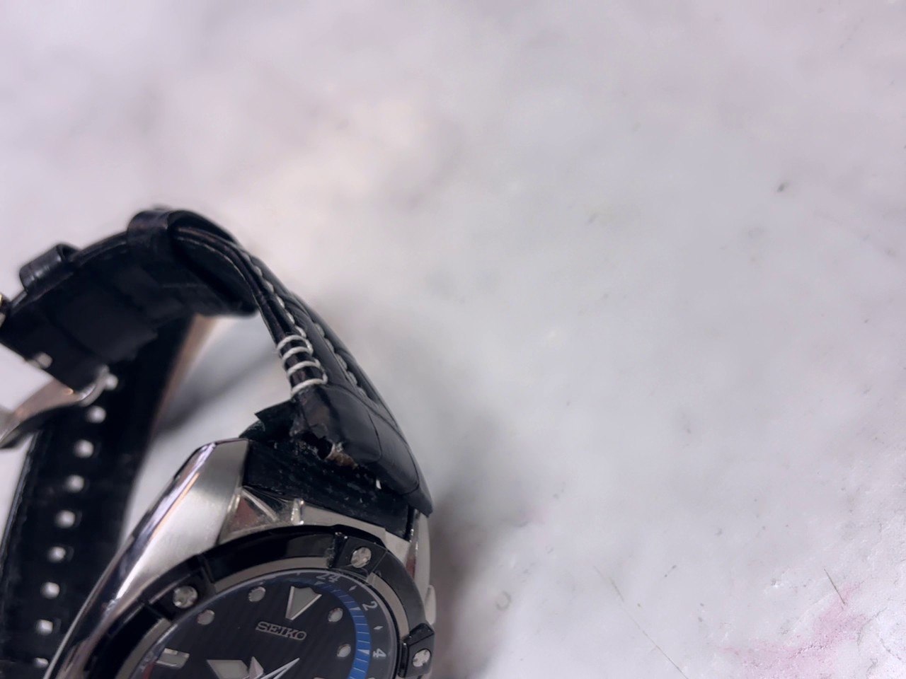 Seiko Velatura Kinetic GMT (2024), Kinetic GMT Uhrwerk, 24h-Lünette, schwarzes Zifferblatt, Originalbox, Band beschädigt. | Zustand: Gebrauchtn | Farbe: schwarz – Bild 4