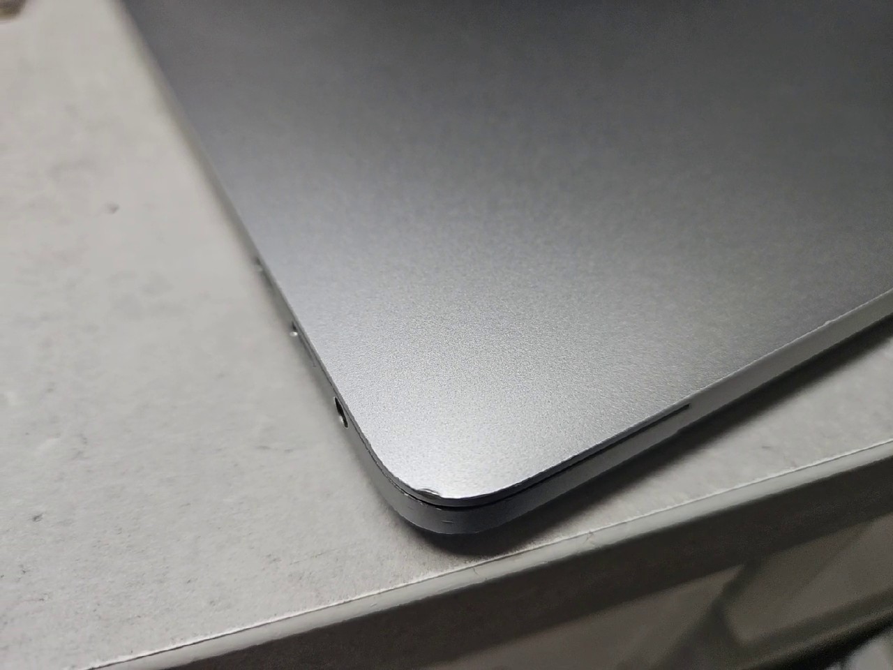 Apple MacBook Pro 15" 2018 Space Gray, i7, 16GB RAM, 256GB SSD. Leichte Gebrauchsspuren an der Ecke. | Zustand: Gut – Bild 6