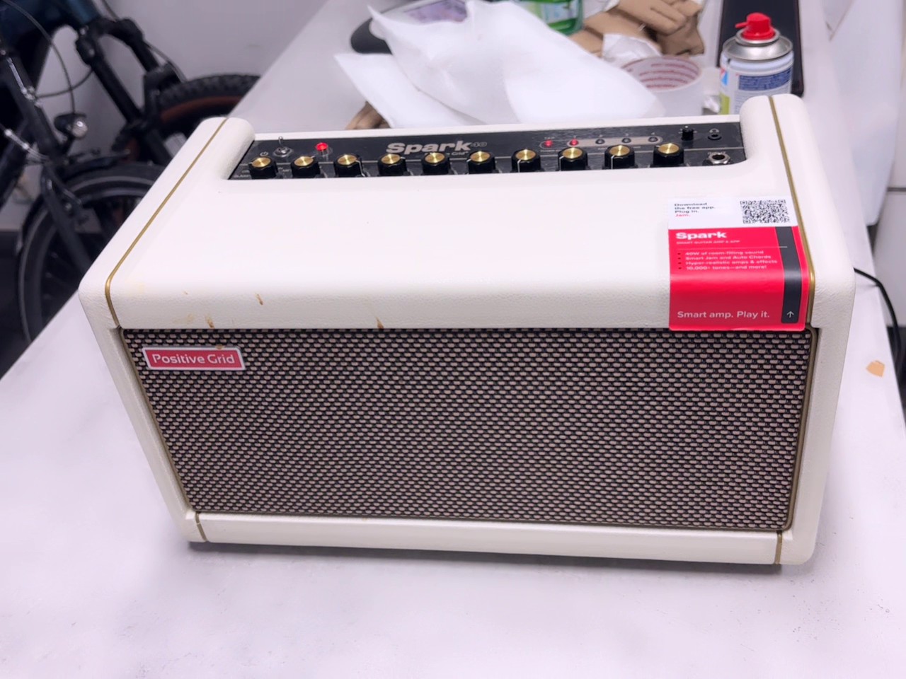 Positive Grid Spark 40 MINI Weiß, +Strom kabel Tragbarer Smart Guitar Amp, 10W, mit leichten Flecken auf dem Gehäuse.. | Zustand: In Ordnung