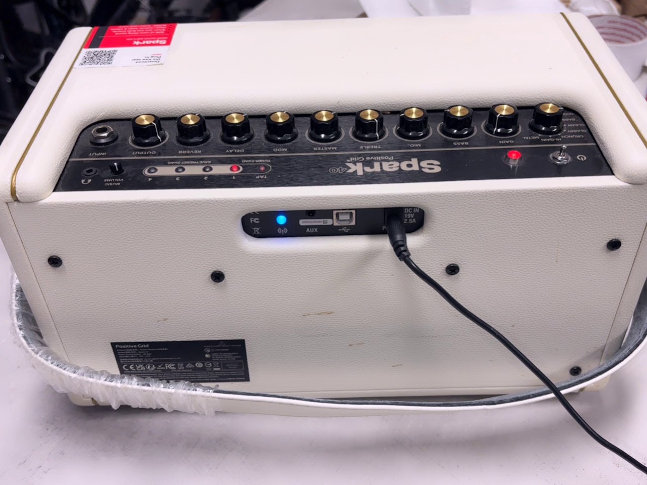 Positive Grid Spark 40 MINI Weiß, +Strom kabel Tragbarer Smart Guitar Amp, 10W, mit leichten Flecken auf dem Gehäuse.. | Zustand: In Ordnung – Bild 3