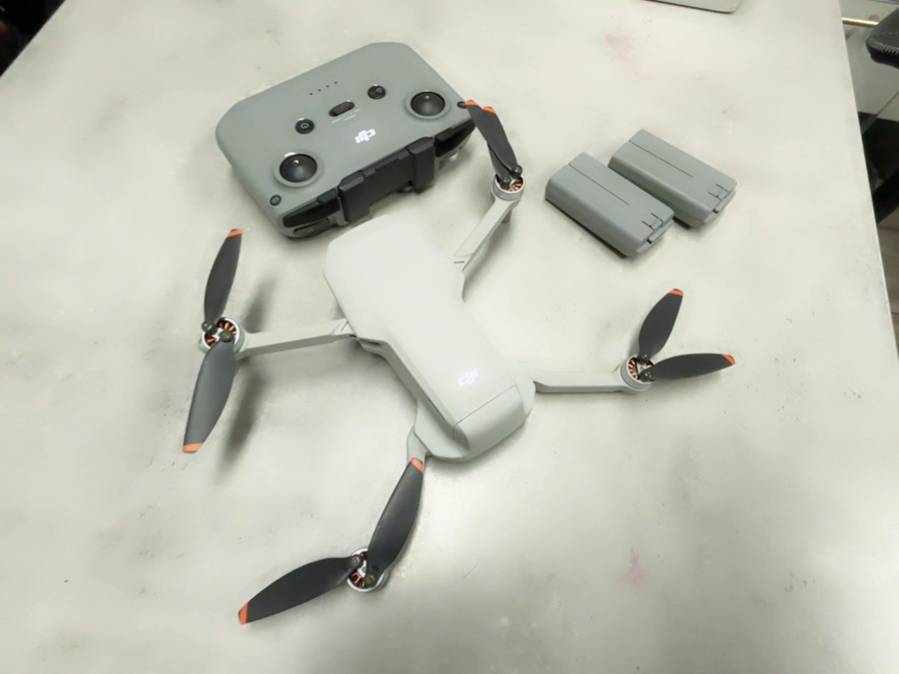 DJI Mini 2 SE (Weiß/Grau), Ultraleicht unter 249g, 31 Min. Flugzeit, 10km Reichweite, OVP. | Zustand: Gut – Bild 2