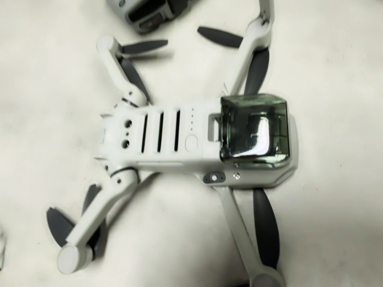 DJI Mini 2 SE (Weiß/Grau), Ultraleicht unter 249g, 31 Min. Flugzeit, 10km Reichweite, OVP. | Zustand: Gut – Bild 3